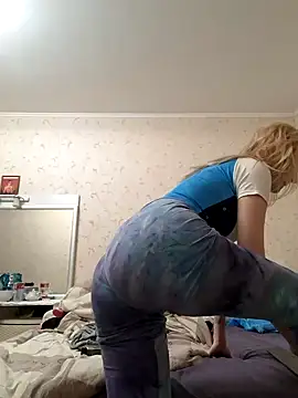 YogisticJuli666 online show from January 22, 2025, 5:37 am