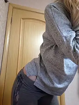 YogisticJuli666 online show from January 29, 2025, 6:33 am