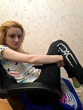 YogisticJuli666 online show from February 20, 2025, 6:50 am