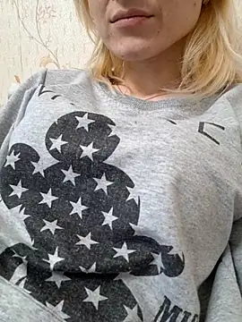 YogisticJuli666 online show from March 4, 2025, 10:24 am