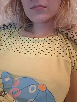 YogisticJuli666 online show from September 14, 2025, 7:46 pm