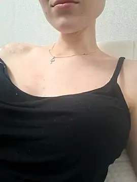 YogisticJuli666 online show from October 31, 2025, 5:19 am