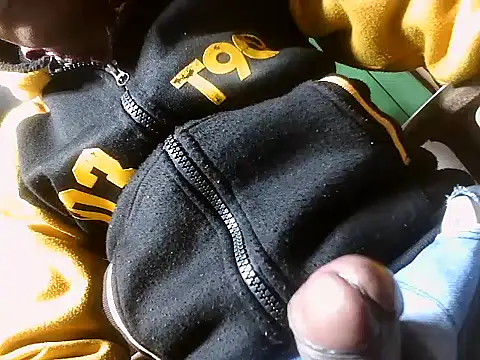 Snapshot of desiboy1101 chatting on January 2, 2025, 3:37 am desiboy1101 online show from January 2, 2025, 3:37 am