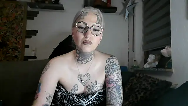 Snapshot of RoxxyInk chatting on April 12, 2026, 10:26 pm RoxxyInk online show from April 12, 2026, 10:26 pm