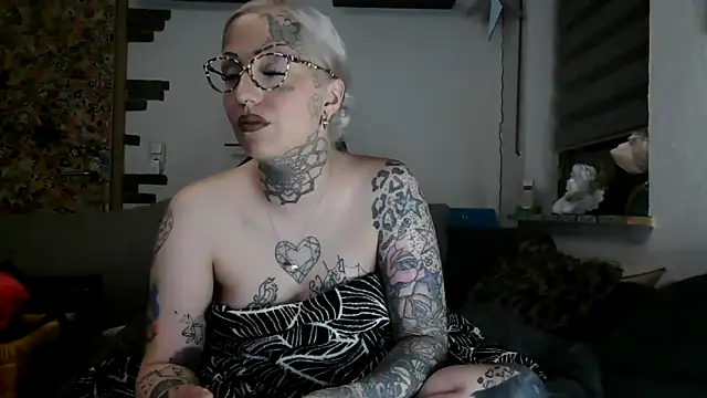 Snapshot of RoxxyInk chatting on April 13, 2026, 10:04 pm RoxxyInk online show from April 13, 2026, 10:04 pm