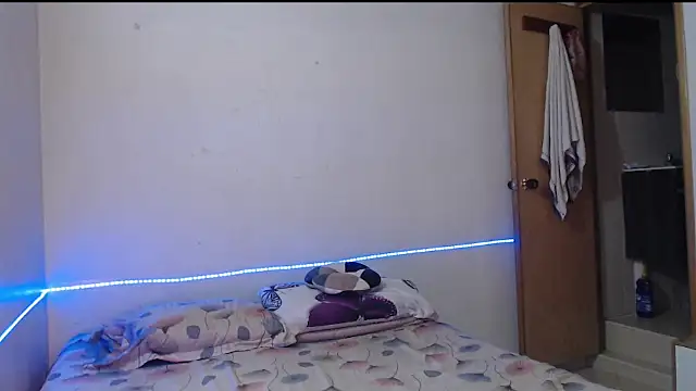 Snapshot of evolet01 chatting on September 29, 2025, 4:45 pm evolet01 online show from September 29, 2025, 4:45 pm