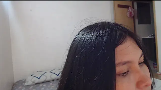 Snapshot of evolet01 chatting on October 22, 2025, 5:34 pm evolet01 online show from October 22, 2025, 5:34 pm