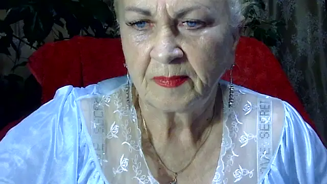 Snapshot of Emma52610 chatting on November 18, 2025, 7:35 am Emma52610 online show from November 18, 2025, 7:35 am