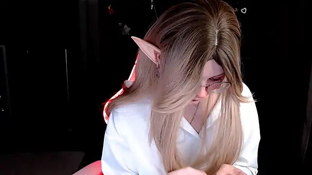 MissToree online show from February 5, 2025, 8:04 pm