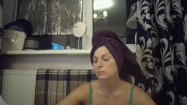 LindaStarS online show from November 22, 2025, 5:01 pm