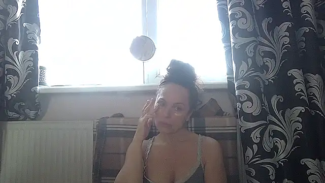 Snapshot of LindaStarS chatting on March 17, 2026, 5:44 am LindaStarS online show from March 17, 2026, 5:44 am