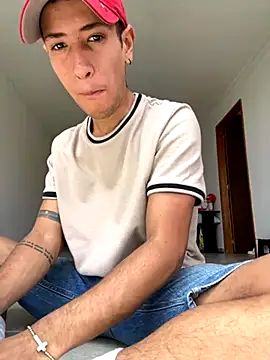 Snapshot of RetainedHound chatting on October 5, 2025, 4:49 pm RetainedHound online show from October 5, 2025, 4:49 pm