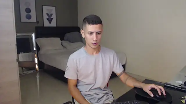 Snapshot of RetainedHound chatting on November 12, 2025, 11:36 pm RetainedHound online show from November 12, 2025, 11:36 pm