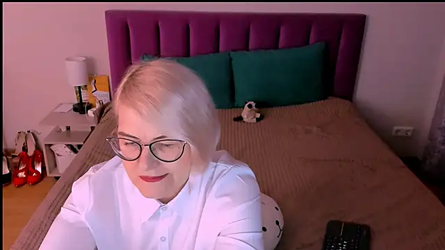 sabrinamacmarren online show from October 27, 2025, 3:38 pm