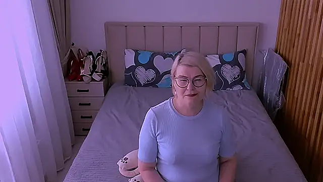 sabrinamacmarren online show from June 15, 2026, 1:24 pm