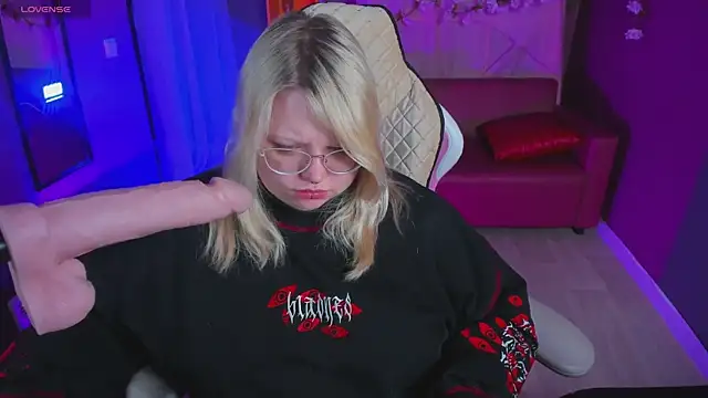 Snapshot of Yoki_Shizuko chatting on April 6, 2026, 6:36 am Yoki Shizuko online show from April 6, 2026, 6:36 am