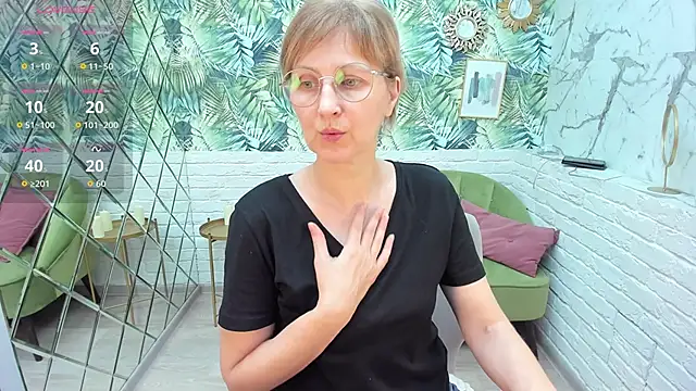 Snapshot of Paris_Cherry chatting on December 20, 2025, 8:05 pm Paris Cherry online show from December 20, 2025, 8:05 pm