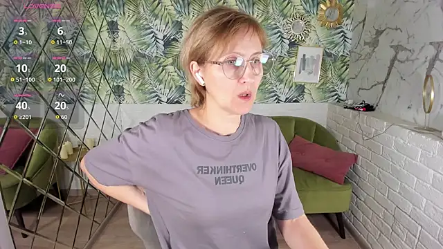 Snapshot of Paris_Cherry chatting on December 21, 2025, 6:04 pm Paris Cherry online show from December 21, 2025, 6:04 pm