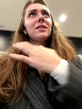 Snapshot of MariiD chatting on December 19, 2025, 10:11 am MariiD online show from December 19, 2025, 10:11 am