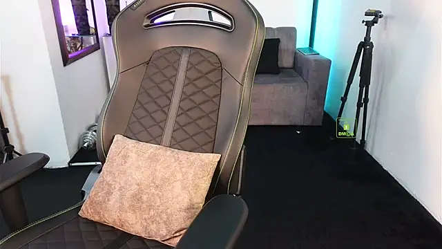 Snapshot of knimh chatting on February 8, 2026, 6:11 pm knimh online show from February 8, 2026, 6:11 pm