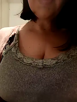 Snapshot of Dolcissima33 chatting on February 12, 2025, 7:13 pm Dolcissima33 online show from February 12, 2025, 7:13 pm