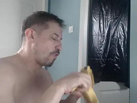 Snapshot of MisterFaithRO chatting on April 17, 2026, 11:35 am MisterFaithRO online show from April 17, 2026, 11:35 am