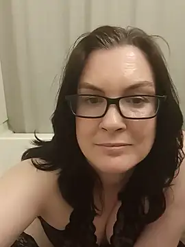 Snapshot of DesreRose chatting on June 15, 2026, 12:35 am DesreRose online show from June 15, 2026, 12:35 am
