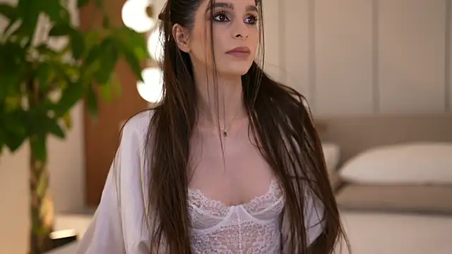 Snapshot of DoviaClaire chatting on December 19, 2025, 7:59 am DoviaClaire online show from December 19, 2025, 7:59 am