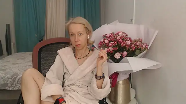 LuxuryNika online show from November 10, 2025, 1:43 pm