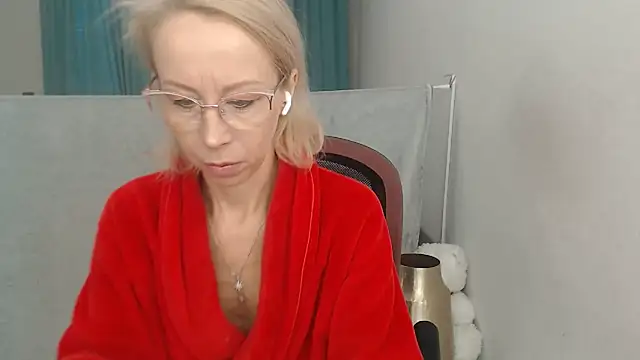 LuxuryNika online show from November 21, 2025, 10:58 am