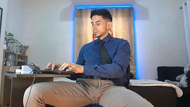 Snapshot of Andrew_4_ chatting on December 4, 2025, 2:43 am Andrew 4 online show from December 4, 2025, 2:43 am