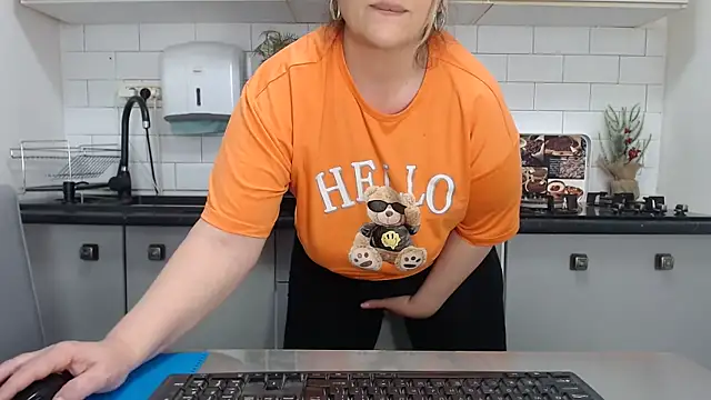 erikaerika online show from February 15, 2025, 10:55 am