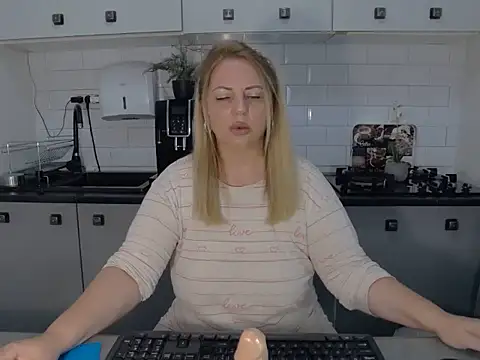 erikaerika online show from September 23, 2025, 7:11 am