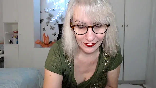 Snapshot of Ghertrude52 chatting on February 17, 2025, 5:04 am Ghertrude52 online show from February 17, 2025, 5:04 am