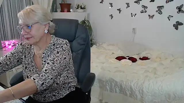 Snapshot of Ghertrude52 chatting on October 2, 2025, 3:35 am Ghertrude52 online show from October 2, 2025, 3:35 am