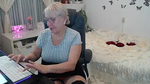 Snapshot of Ghertrude52 chatting on October 8, 2025, 3:04 am Ghertrude52 online show from October 8, 2025, 3:04 am