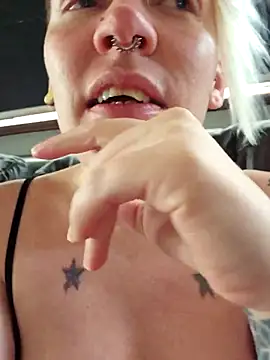 Snapshot of PinkTheHawk chatting on January 17, 2026, 10:13 pm PinkTheHawk online show from January 17, 2026, 10:13 pm