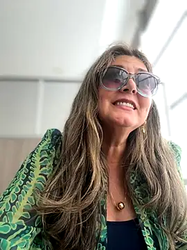 Snapshot of emma_tour chatting on October 28, 2025, 4:09 pm emma tour online show from October 28, 2025, 4:09 pm