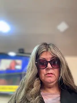 Snapshot of emma_tour chatting on November 5, 2025, 1:33 pm emma tour online show from November 5, 2025, 1:33 pm