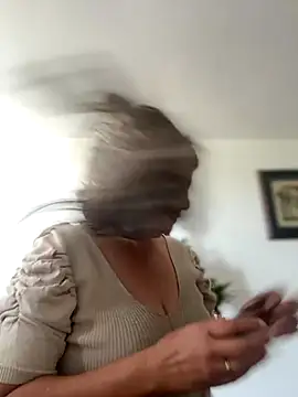 Snapshot of emma_tour chatting on November 25, 2025, 3:45 pm emma tour online show from November 25, 2025, 3:45 pm