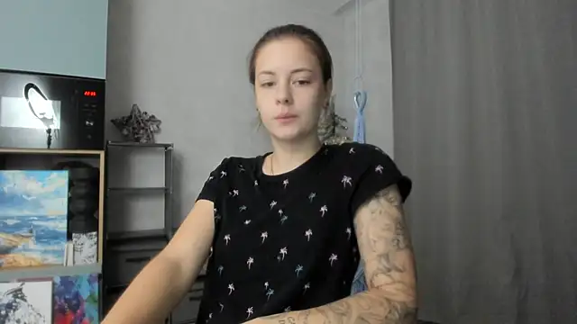 Snapshot of why_again_me chatting on December 21, 2025, 7:32 pm why again me online show from December 21, 2025, 7:32 pm