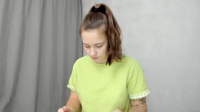 Snapshot of why_again_me chatting on February 4, 2026, 8:25 pm why again me online show from February 4, 2026, 8:25 pm