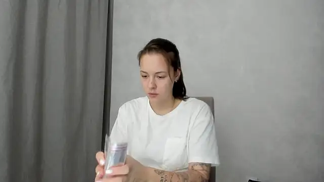 Snapshot of why_again_me chatting on February 11, 2026, 9:09 pm why again me online show from February 11, 2026, 9:09 pm