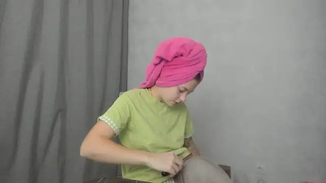 Snapshot of why_again_me chatting on March 3, 2026, 7:42 pm why again me online show from March 3, 2026, 7:42 pm