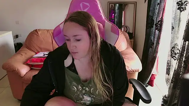 Snapshot of kisicaxx chatting on February 12, 2025, 12:44 pm kisicaxx online show from February 12, 2025, 12:44 pm