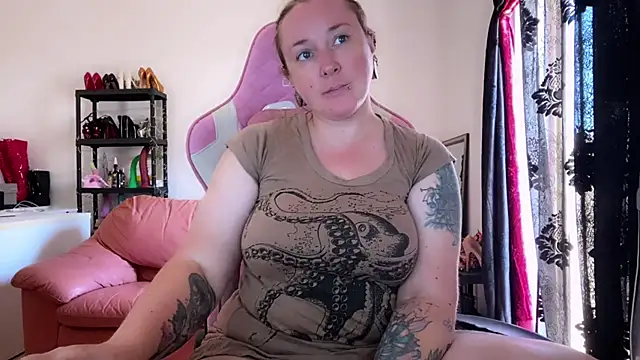 Snapshot of kisicaxx chatting on September 21, 2025, 11:23 am kisicaxx online show from September 21, 2025, 11:23 am