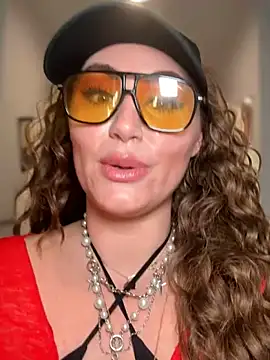 Snapshot of lovely_beast chatting on February 25, 2026, 10:19 pm lovely beast online show from February 25, 2026, 10:19 pm