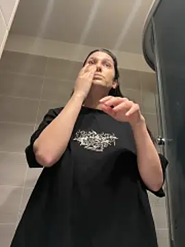 Snapshot of IrisBlues chatting on December 21, 2025, 4:58 pm IrisBlues online show from December 21, 2025, 4:58 pm