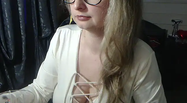 Snapshot of RubiLakros chatting on March 10, 2025, 6:34 pm RubiLakros online show from March 10, 2025, 6:34 pm