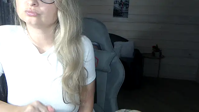 Snapshot of RubiLakros chatting on October 21, 2025, 10:27 am RubiLakros online show from October 21, 2025, 10:27 am